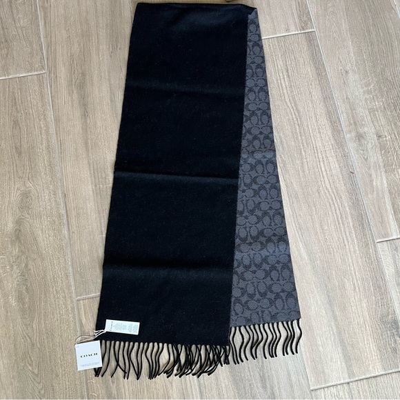 Coach Signature Scarf - Picture 5 of 7